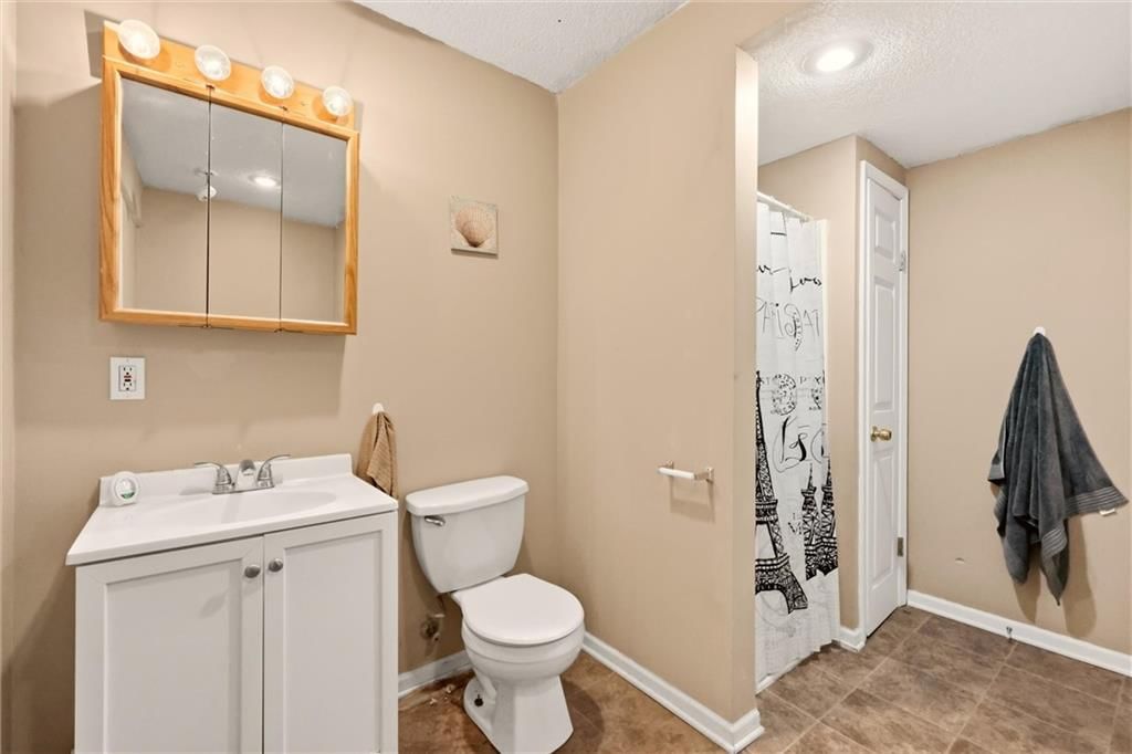 Photo 9 of 36 - 5409 N Poe Avenue, Kansas City, MO 64119