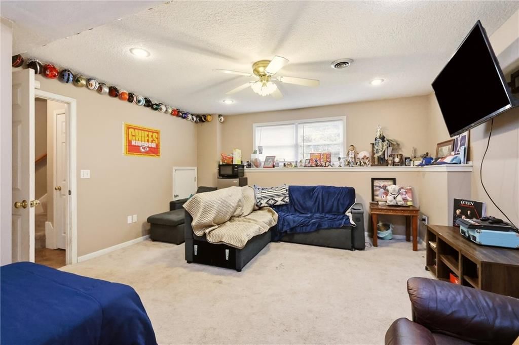 Photo 10 of 36 - 5409 N Poe Avenue, Kansas City, MO 64119