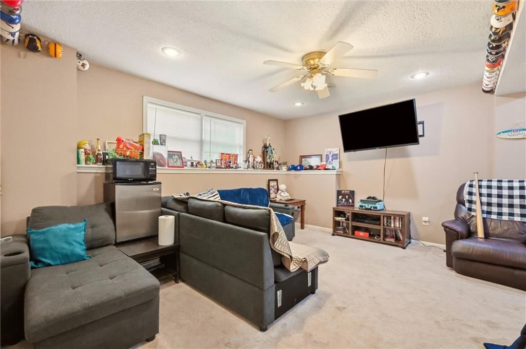Photo 12 of 36 - 5409 N Poe Avenue, Kansas City, MO 64119
