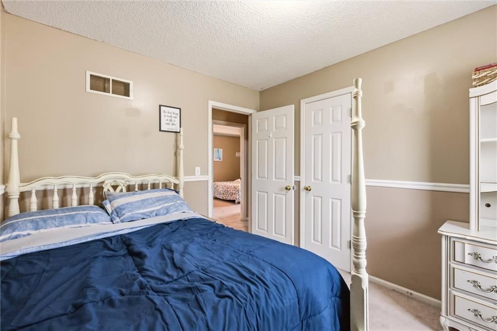 Photo 16 of 36 - 5409 N Poe Avenue, Kansas City, MO 64119