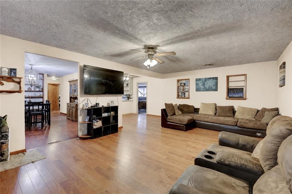 2205 Lincoln Avenue — photo 2