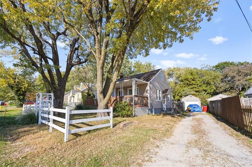 Photo 4 of 22 - 613 N Highland Drive, Independence, MO 64050