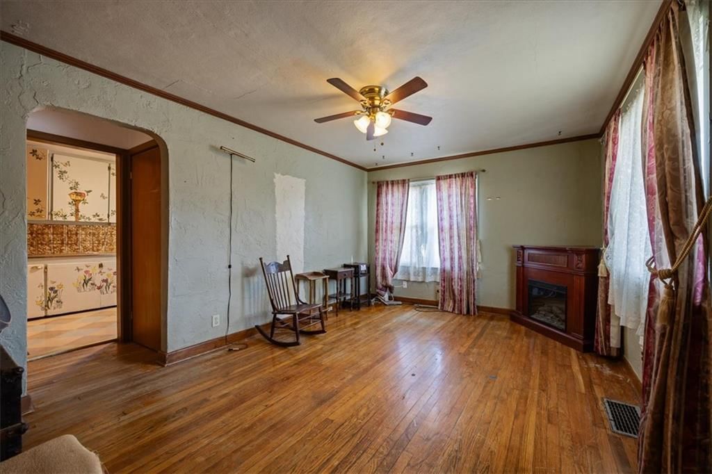 Photo 6 of 22 - 613 N Highland Drive, Independence, MO 64050