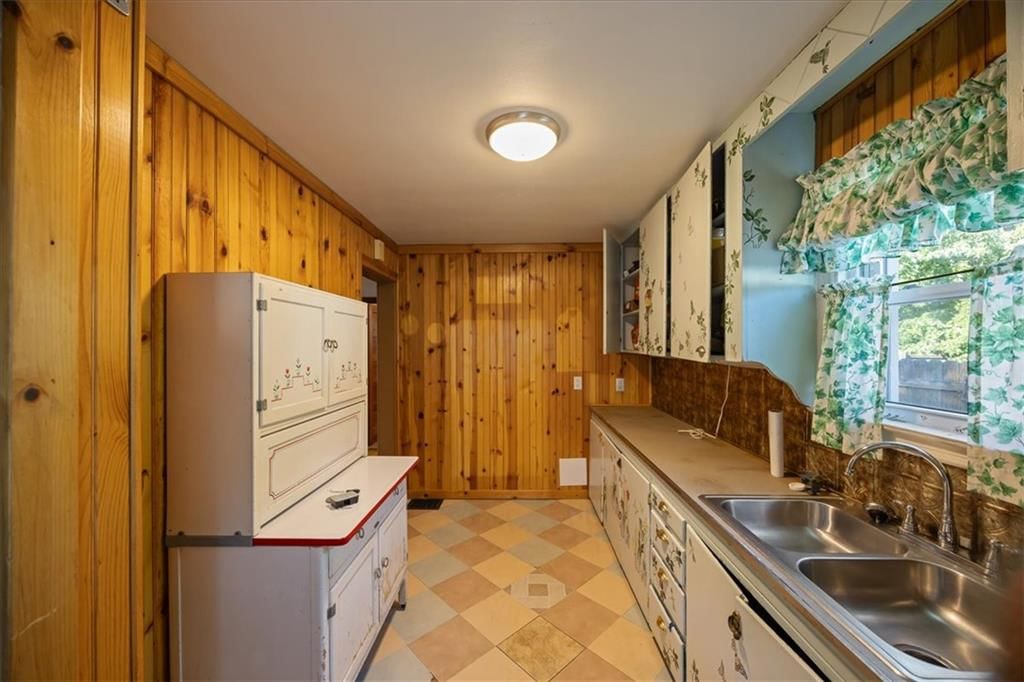 Photo 8 of 22 - 613 N Highland Drive, Independence, MO 64050