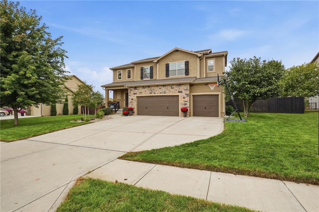 104 S Eastglen Drive, Raymore, MO: listing photo 2