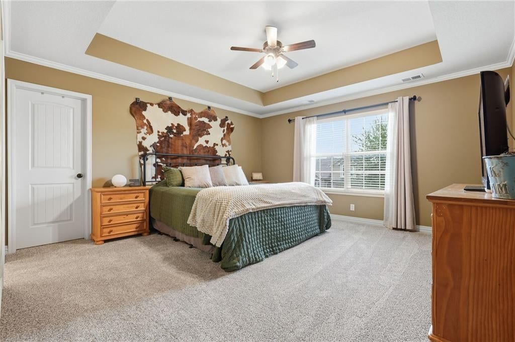 Photo 14 of 34 - 104 S Eastglen Drive, Raymore, MO 64083