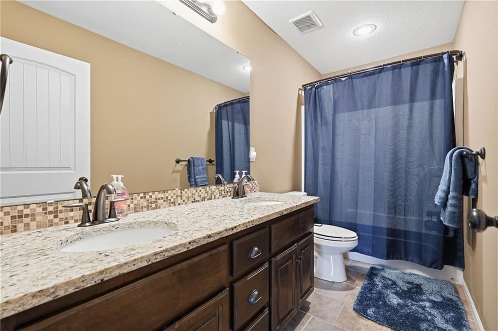 Photo 22 of 34 - 104 S Eastglen Drive, Raymore, MO 64083