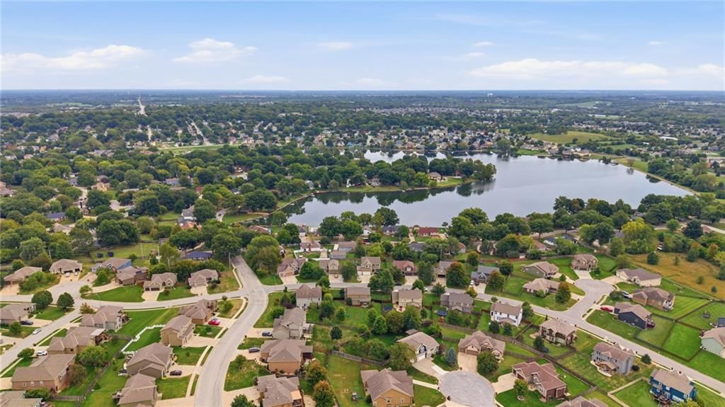 Photo 33 of 34 - 104 S Eastglen Drive, Raymore, MO 64083