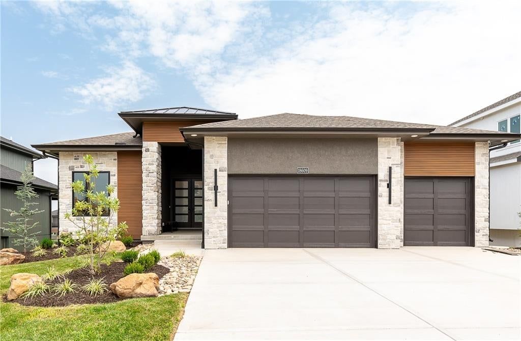 18609 Mohawk Lane, Overland Park, KS