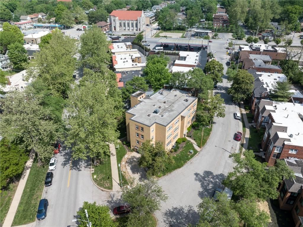 Photo 6 of 40 - 4339 Roanoke Parkway, Kansas City, MO 64111
