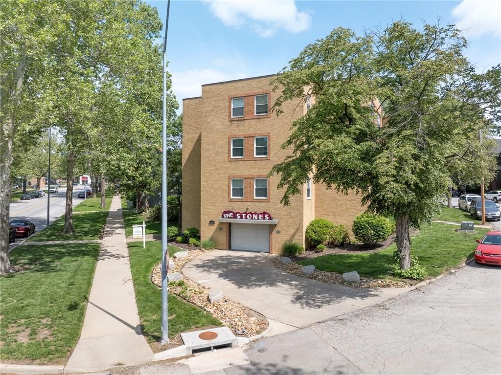 Photo 7 of 40 - 4339 Roanoke Parkway, Kansas City, MO 64111