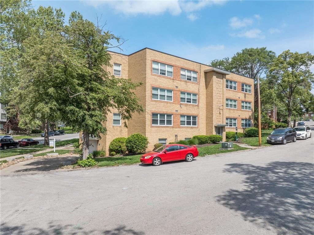 Photo 9 of 40 - 4339 Roanoke Parkway, Kansas City, MO 64111