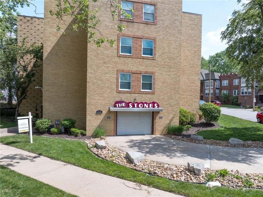 Photo 10 of 40 - 4339 Roanoke Parkway, Kansas City, MO 64111
