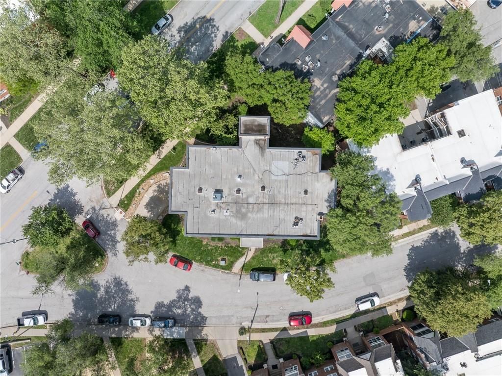 Photo 11 of 40 - 4339 Roanoke Parkway, Kansas City, MO 64111