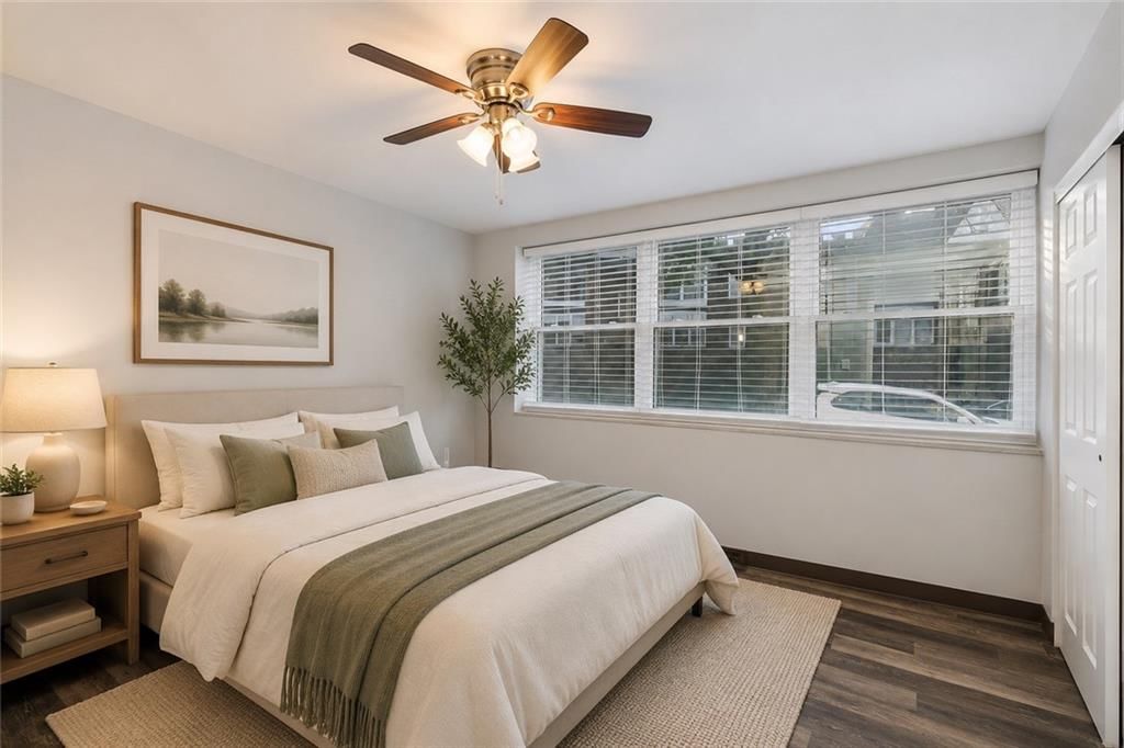Photo 13 of 40 - 4339 Roanoke Parkway, Kansas City, MO 64111