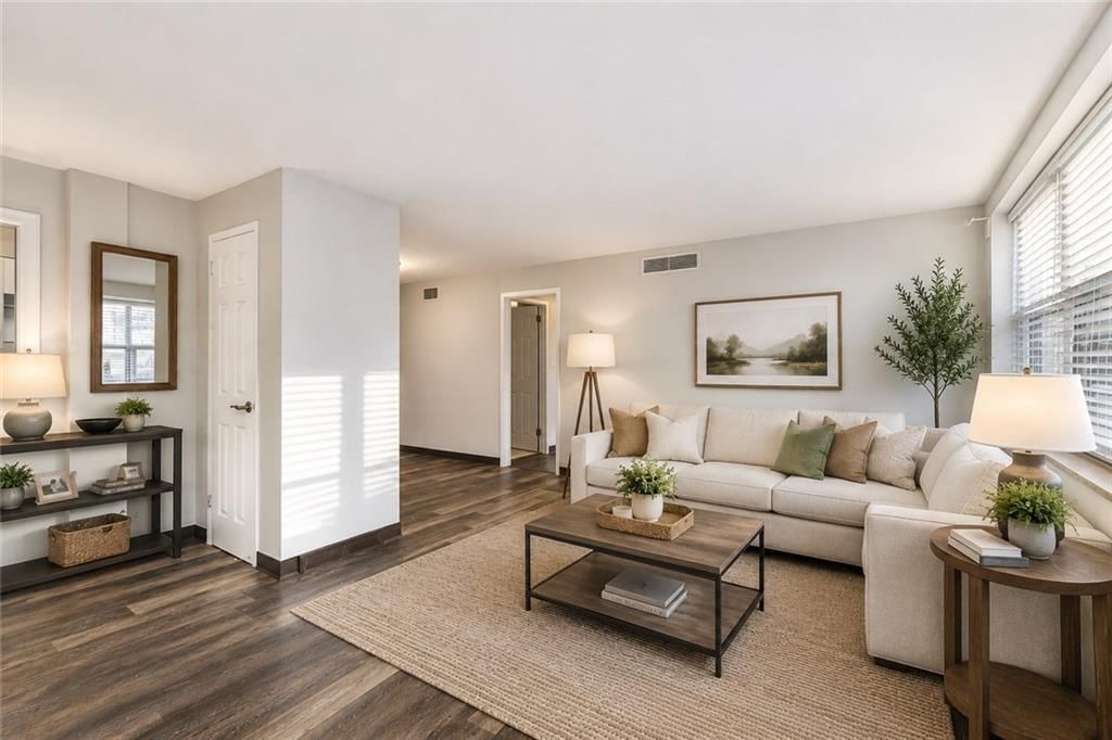 Photo 14 of 40 - 4339 Roanoke Parkway, Kansas City, MO 64111