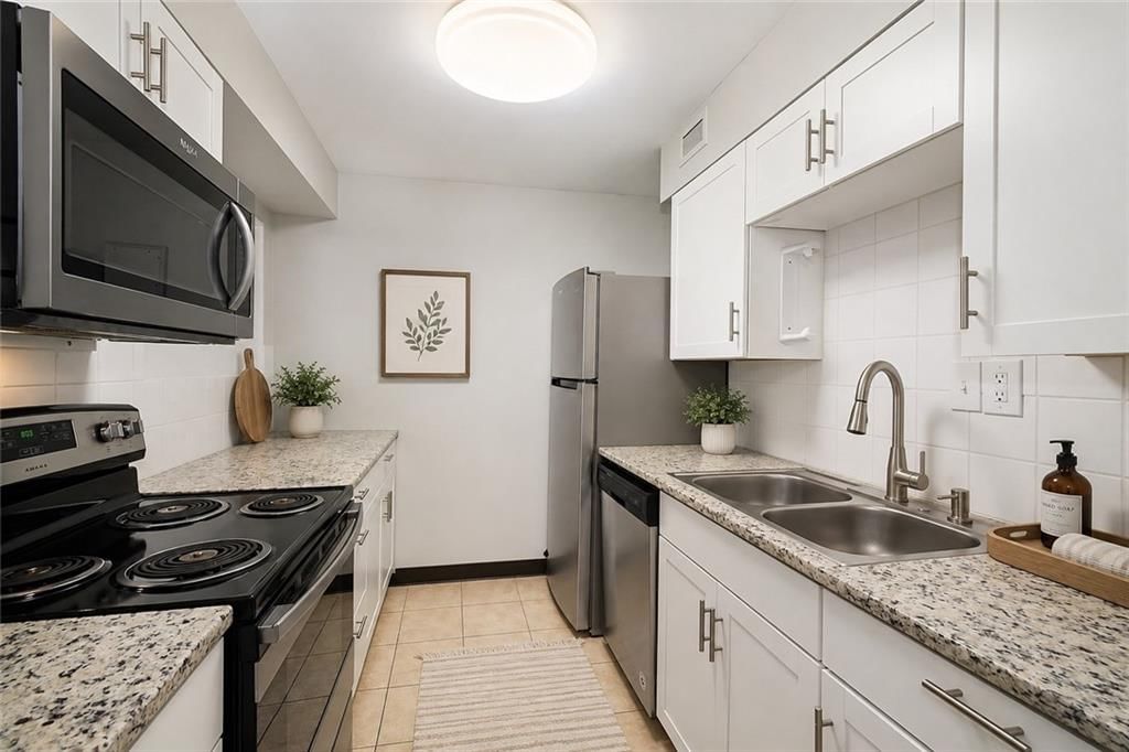 Photo 15 of 40 - 4339 Roanoke Parkway, Kansas City, MO 64111
