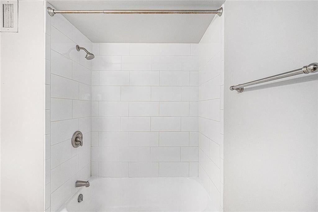 Photo 16 of 40 - 4339 Roanoke Parkway, Kansas City, MO 64111
