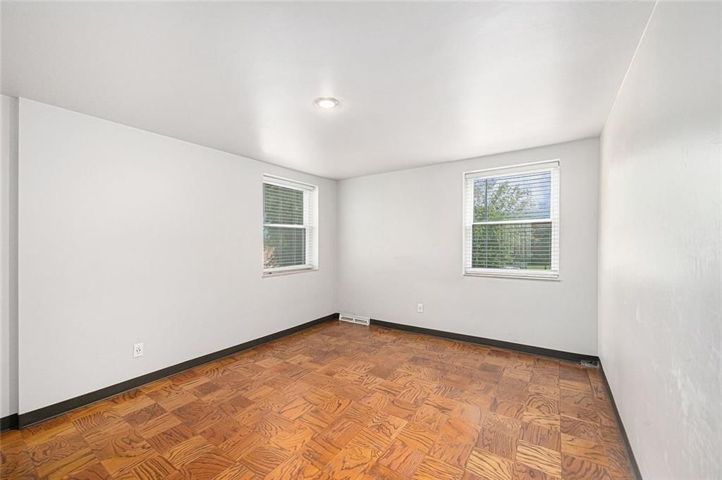 Photo 19 of 40 - 4339 Roanoke Parkway, Kansas City, MO 64111
