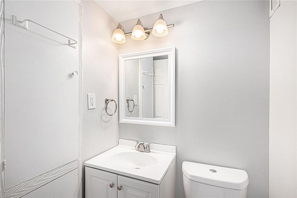 Photo 21 of 40 - 4339 Roanoke Parkway, Kansas City, MO 64111