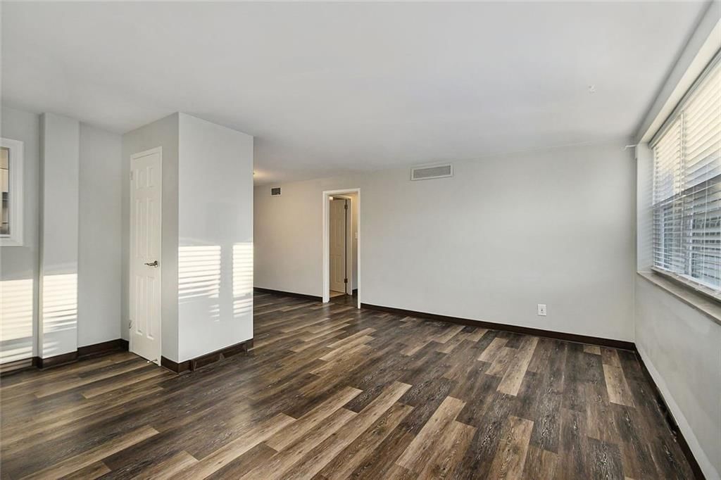 Photo 25 of 40 - 4339 Roanoke Parkway, Kansas City, MO 64111