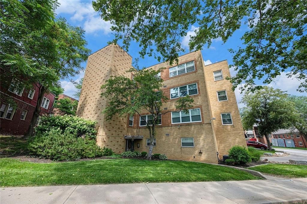Photo 31 of 40 - 4339 Roanoke Parkway, Kansas City, MO 64111
