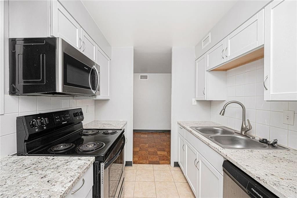 Photo 32 of 40 - 4339 Roanoke Parkway, Kansas City, MO 64111