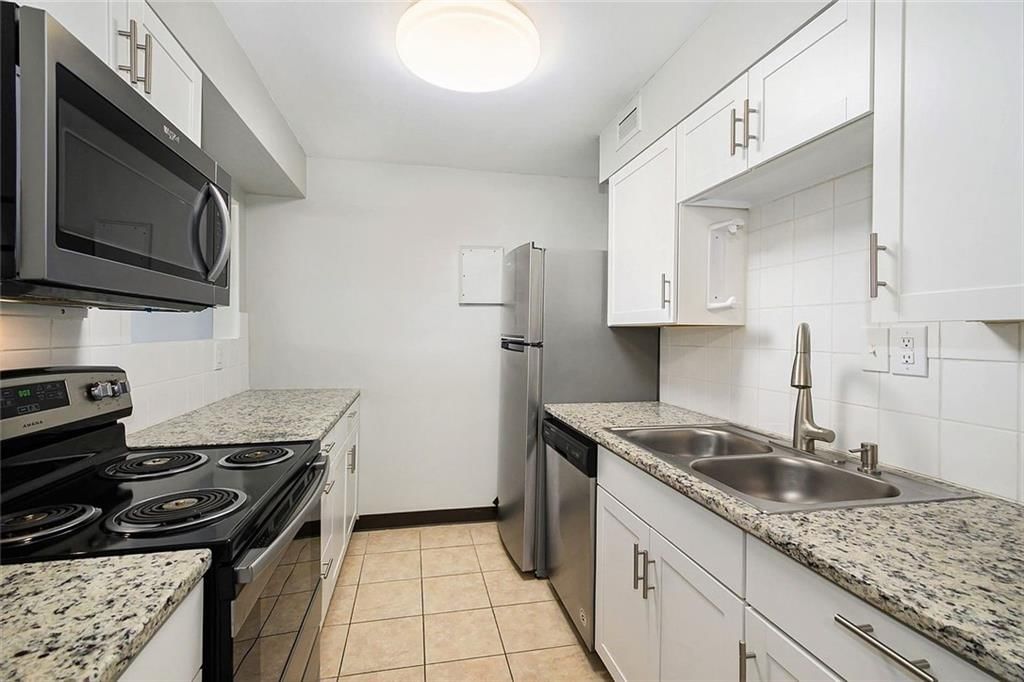 Photo 33 of 40 - 4339 Roanoke Parkway, Kansas City, MO 64111