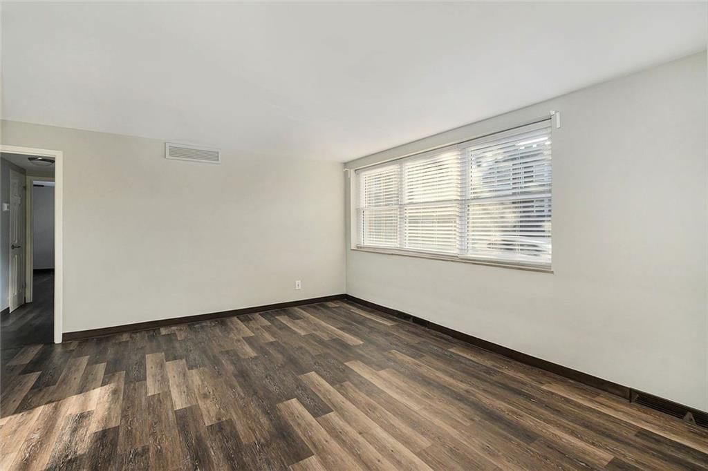 Photo 34 of 40 - 4339 Roanoke Parkway, Kansas City, MO 64111