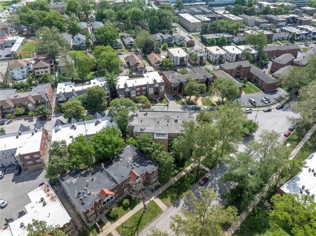 Photo 37 of 40 - 4339 Roanoke Parkway, Kansas City, MO 64111