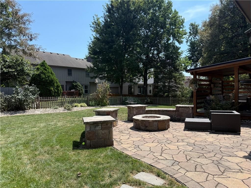 Photo 4 of 50 - 12317 Walmer Street, Overland Park, KS 66209