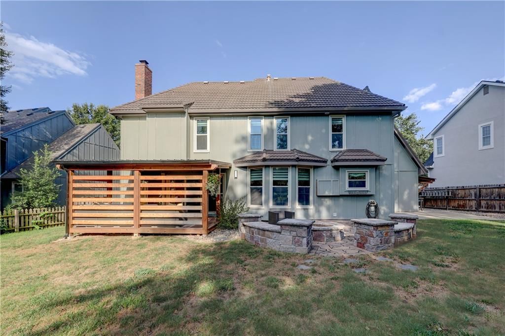 Photo 10 of 50 - 12317 Walmer Street, Overland Park, KS 66209