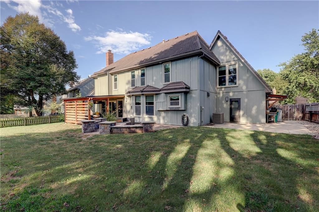 Photo 11 of 50 - 12317 Walmer Street, Overland Park, KS 66209