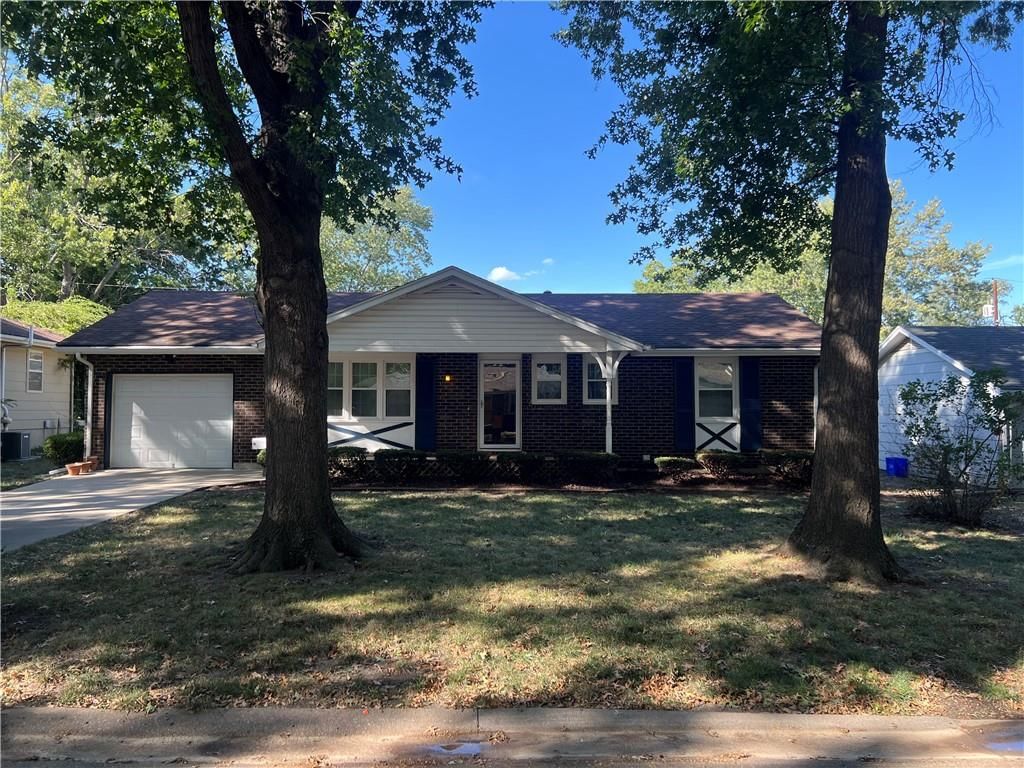 702 NE Darwin Street, Lee's Summit, MO: listing photo 2