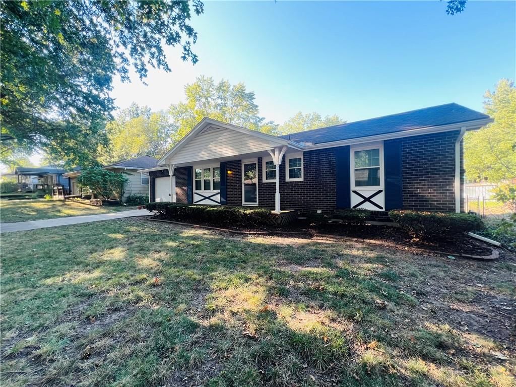 702 NE Darwin Street, Lee's Summit, MO: listing photo 3