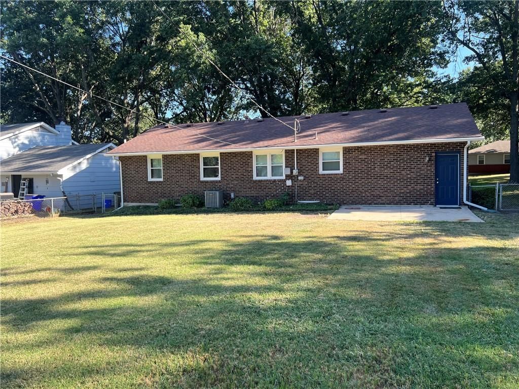 Photo 4 of 32 - 702 NE Darwin Street, Lee's Summit, MO 64063