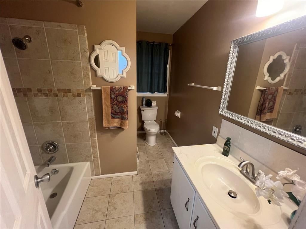 Photo 14 of 32 - 702 NE Darwin Street, Lee's Summit, MO 64063
