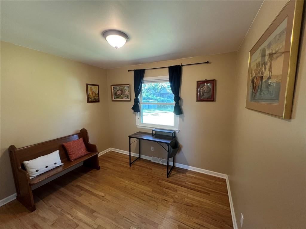 Photo 15 of 32 - 702 NE Darwin Street, Lee's Summit, MO 64063