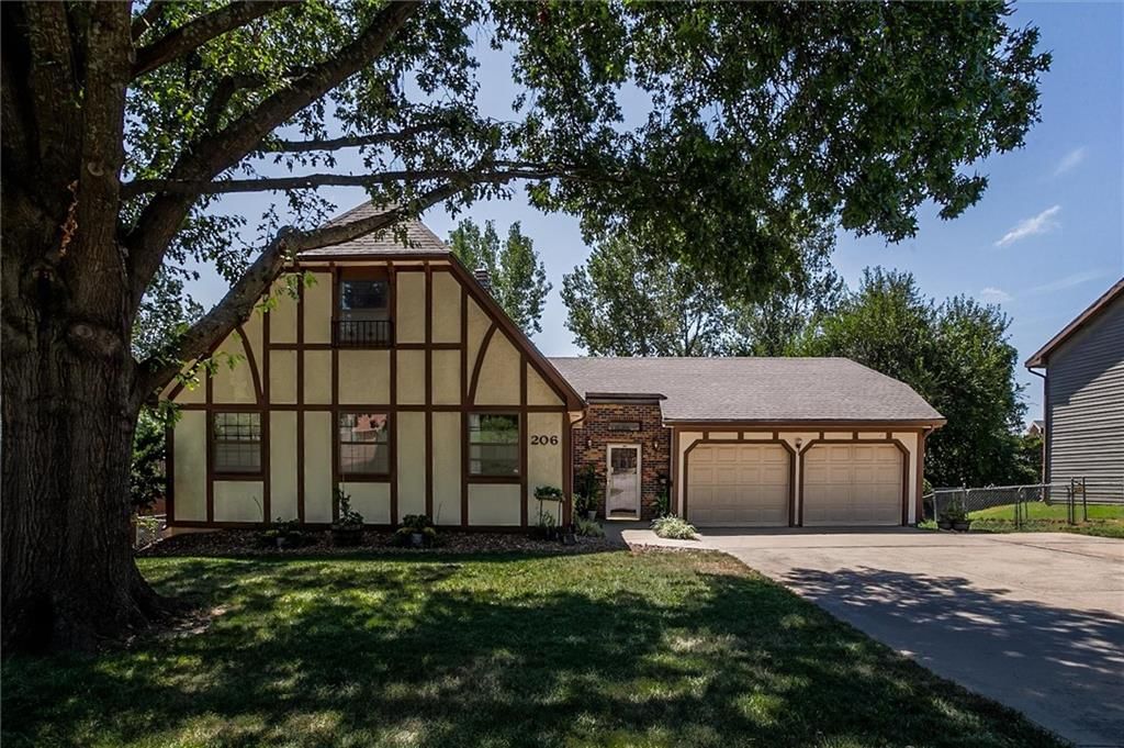 206 Fawn Valley Street, Lansing, KS
