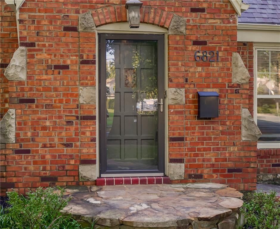 6821 Brookside Road, Kansas City, MO: listing photo 2