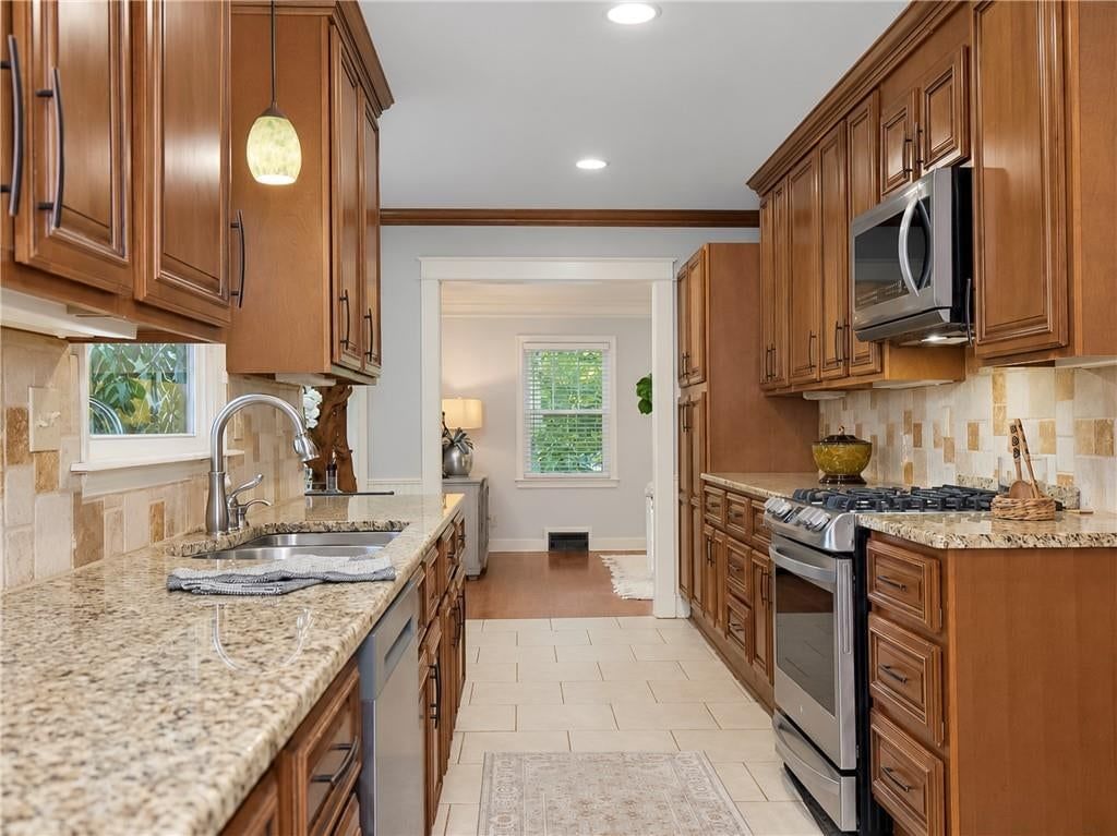 Photo 9 of 32 - 6821 Brookside Road, Kansas City, MO 64113