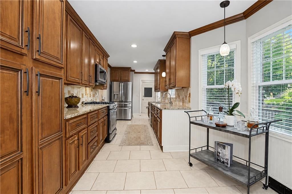 Photo 10 of 32 - 6821 Brookside Road, Kansas City, MO 64113