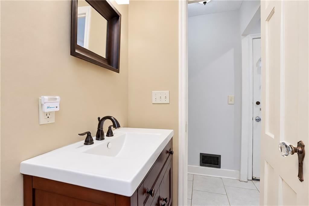 Photo 13 of 32 - 6821 Brookside Road, Kansas City, MO 64113