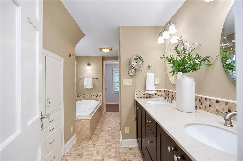 Photo 17 of 32 - 6821 Brookside Road, Kansas City, MO 64113
