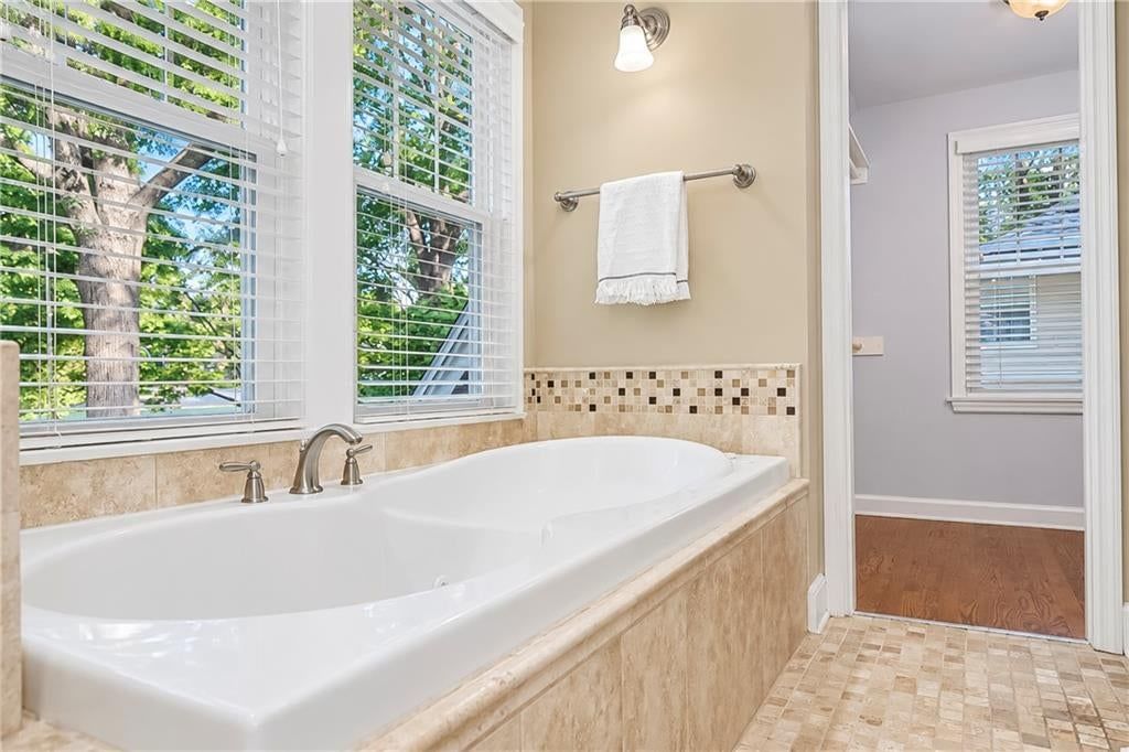 Photo 19 of 32 - 6821 Brookside Road, Kansas City, MO 64113
