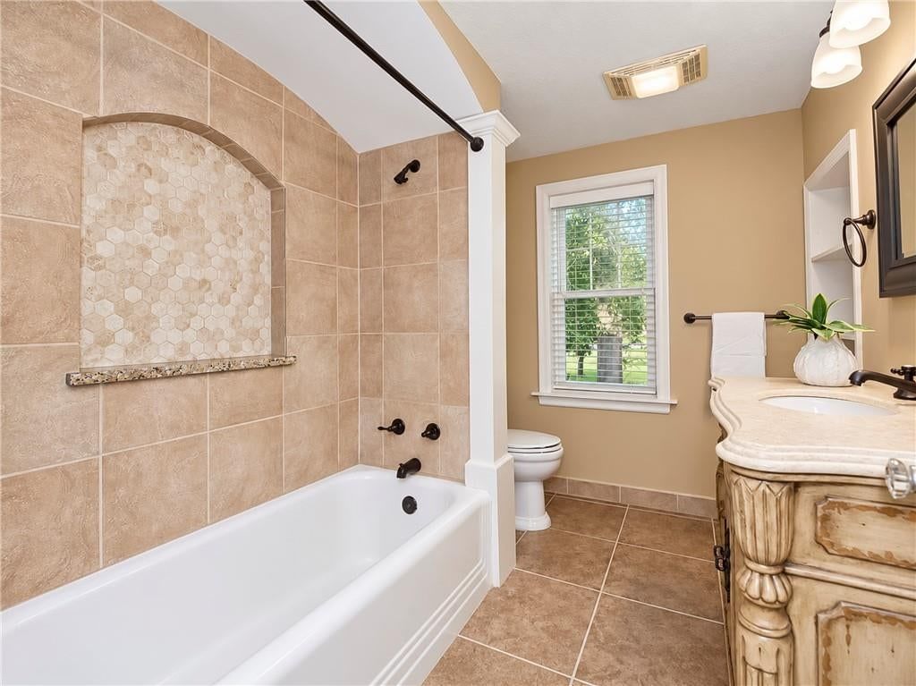 Photo 23 of 32 - 6821 Brookside Road, Kansas City, MO 64113