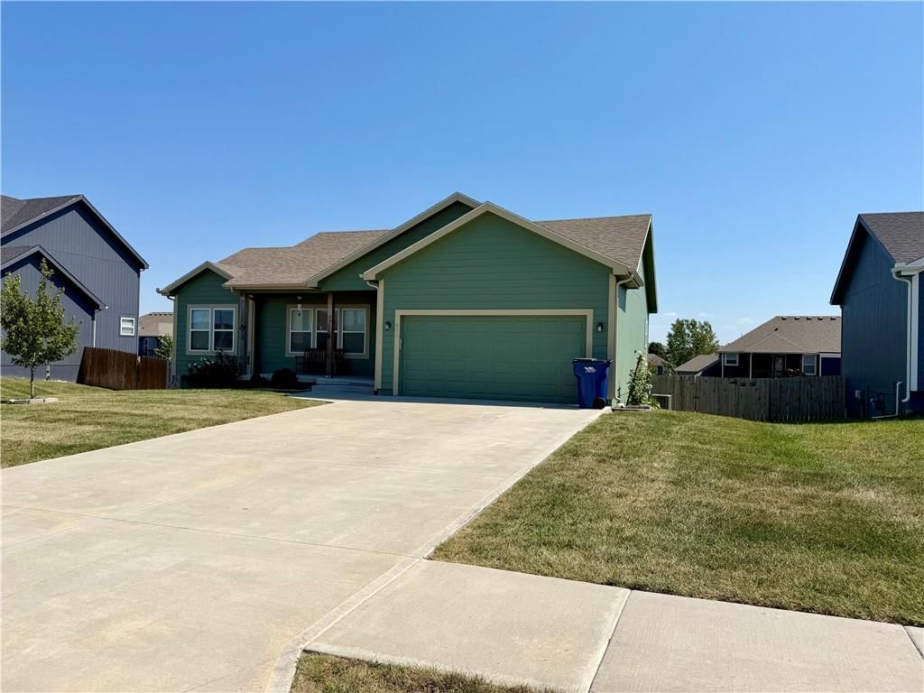 941 N Cottonwood Court, Tonganoxie, KS: listing photo 3