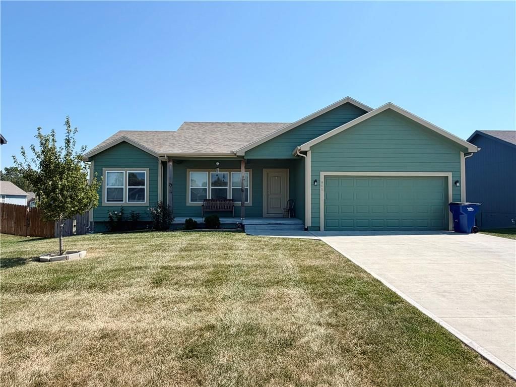 941 N Cottonwood Court, Tonganoxie, KS