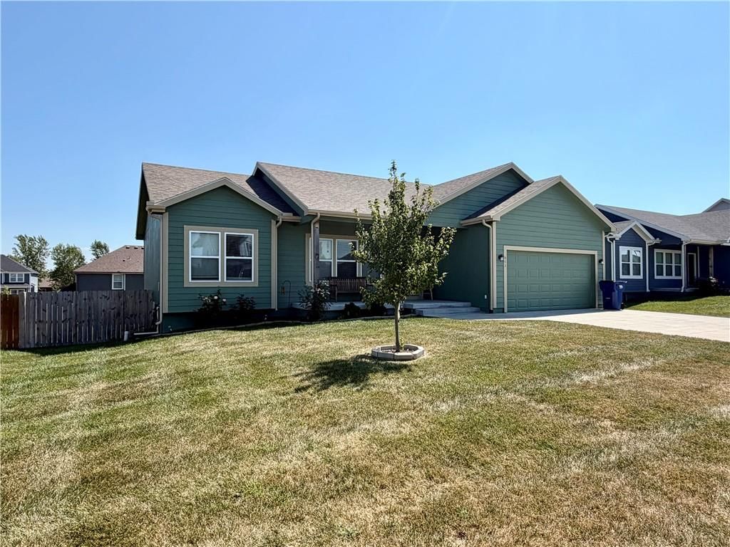 941 N Cottonwood Court, Tonganoxie, KS: listing photo 2