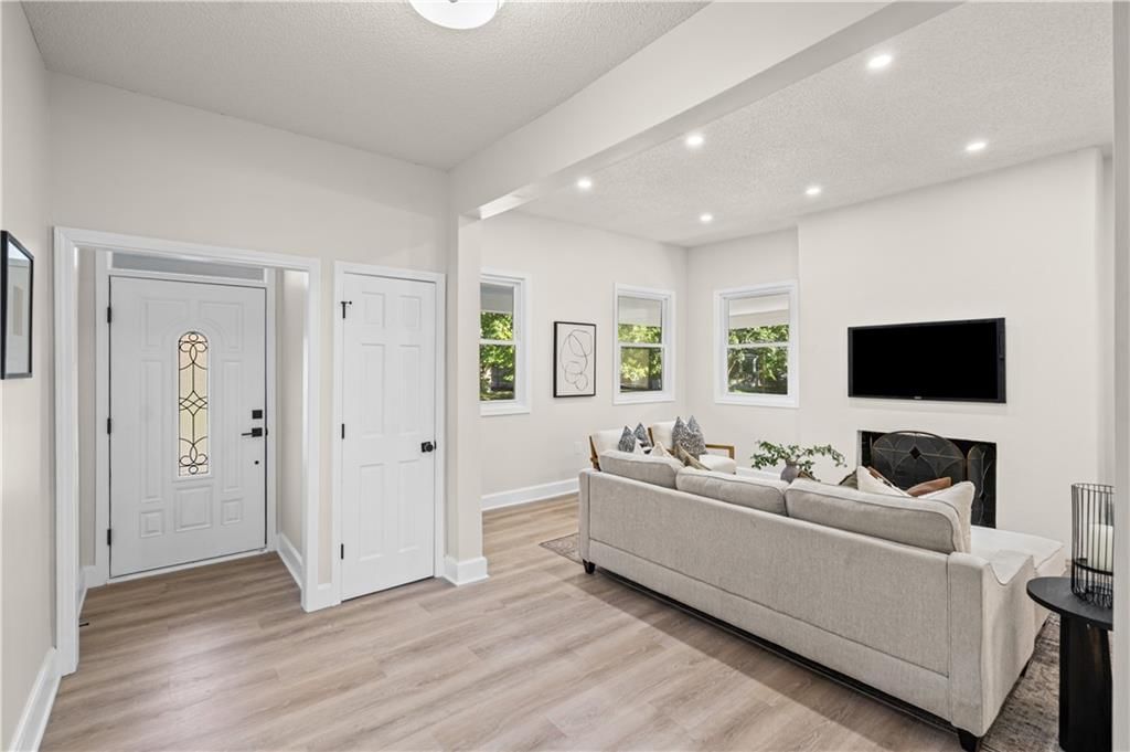 3530 Kenwood Avenue — photo 5